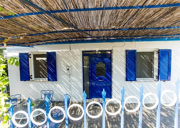 Blue White Apartments - Kefallonia Poolside Retreats Aparthotel 4*