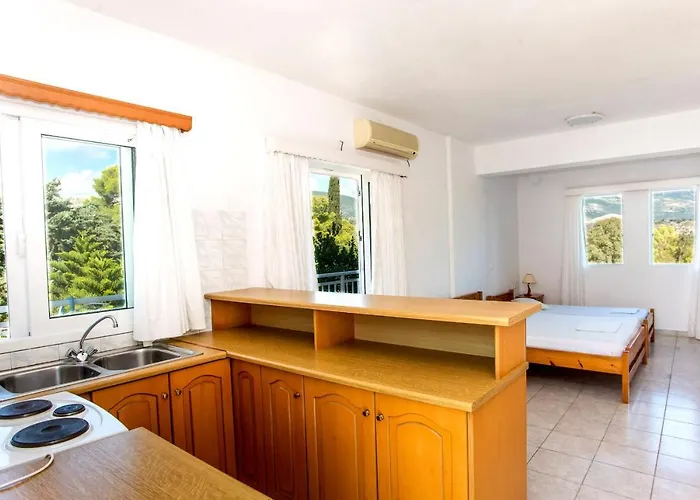 Blue White Apartments - Kefallonia Poolside Retreats Aparthotel