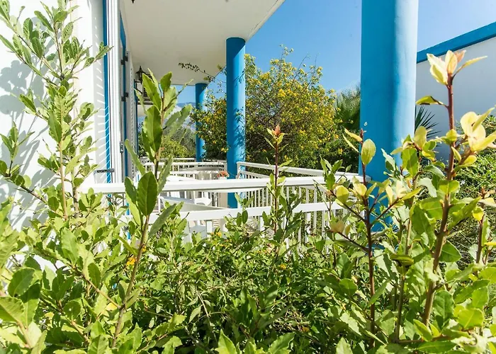 Blue White Apartments - Kefallonia Poolside Retreats 4*