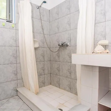 Blue White Apartments - Kefallonia Poolside Retreats