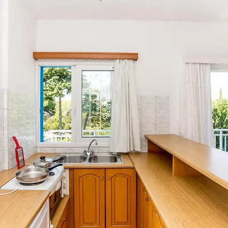 Blue White Apartments - Kefallonia Poolside Retreats