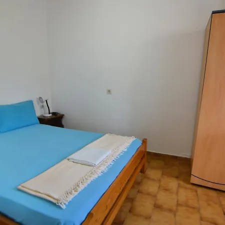 Blue White Apartments - Kefallonia Poolside Retreats